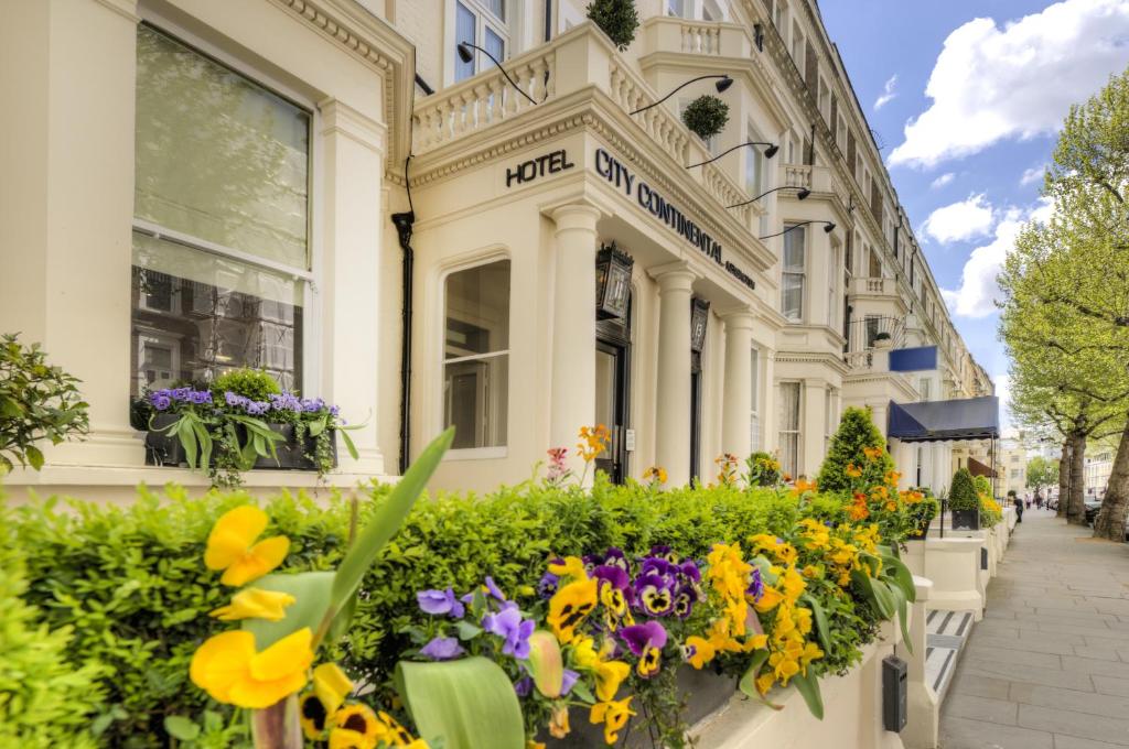 伦敦城市大陆伦敦肯辛顿酒店的前面有鲜花的建筑