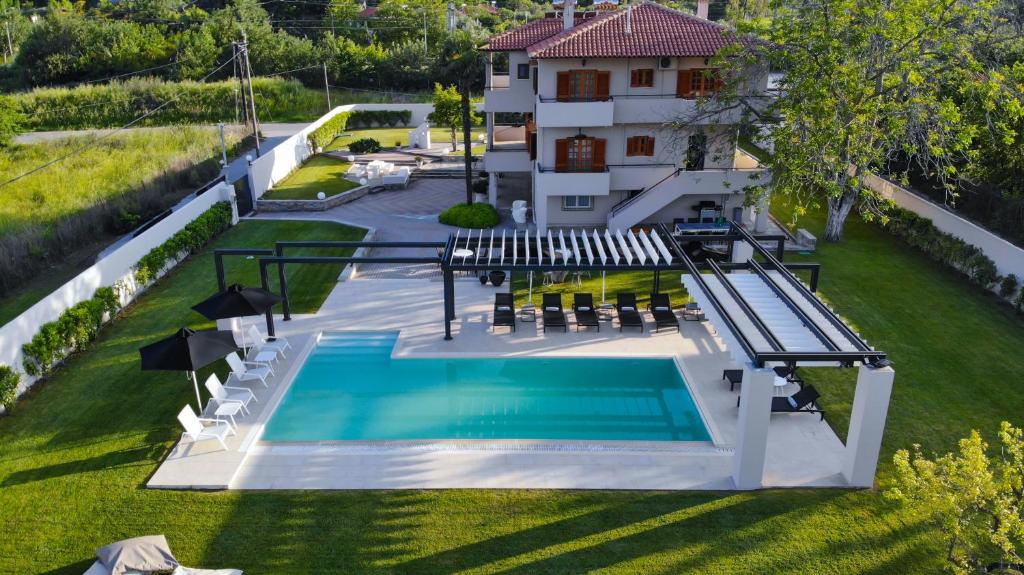 帕拉塔蒙Villa Elisabeth的享有庭院游泳池的顶部景色