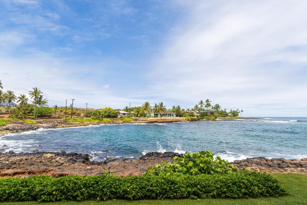 KukuiulaKuhio Shores 107的海滩上可欣赏到海景