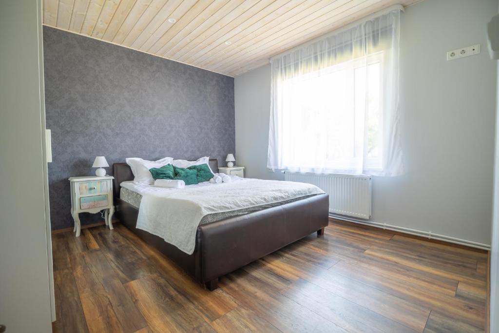 库雷萨雷Manni's house with garden & playground的一间卧室设有一张大床和一个窗户。