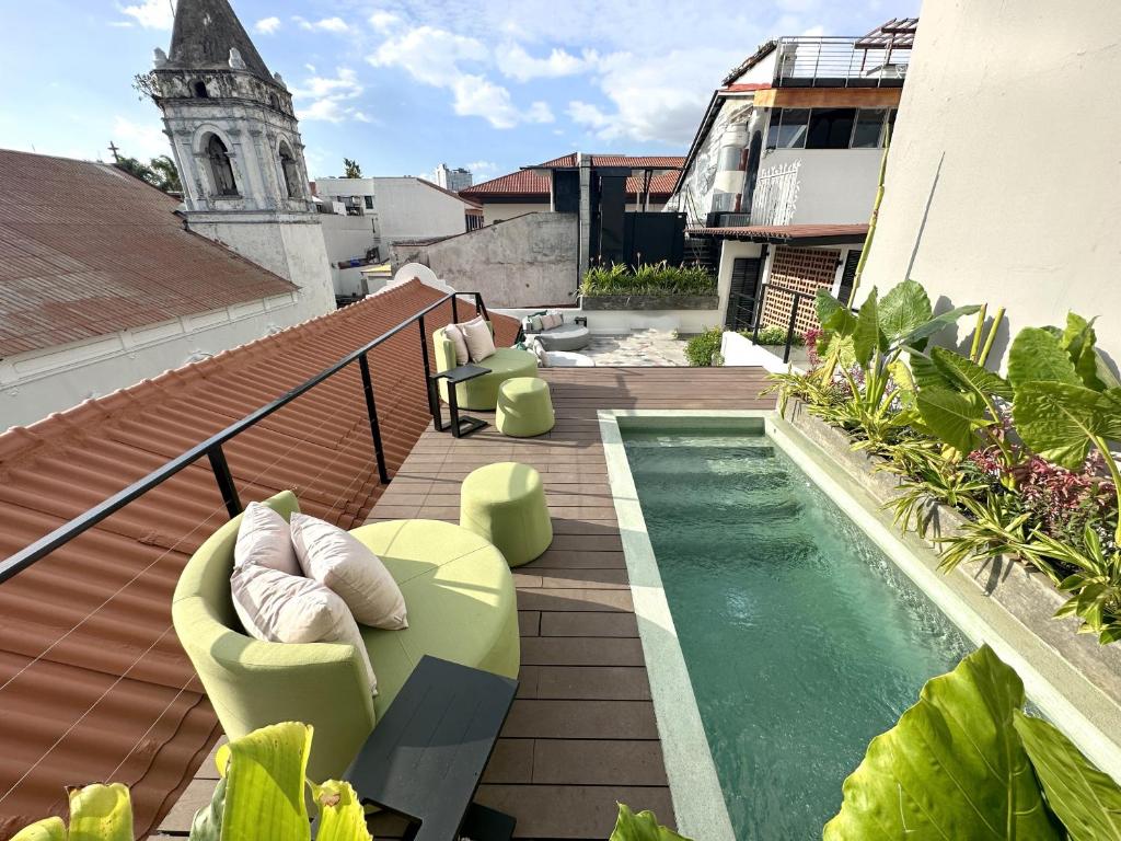 巴拿马城AmazINN Places Deluxe Estudio Casa Marichu Casco Viejo的一个带游泳池和大楼的阳台