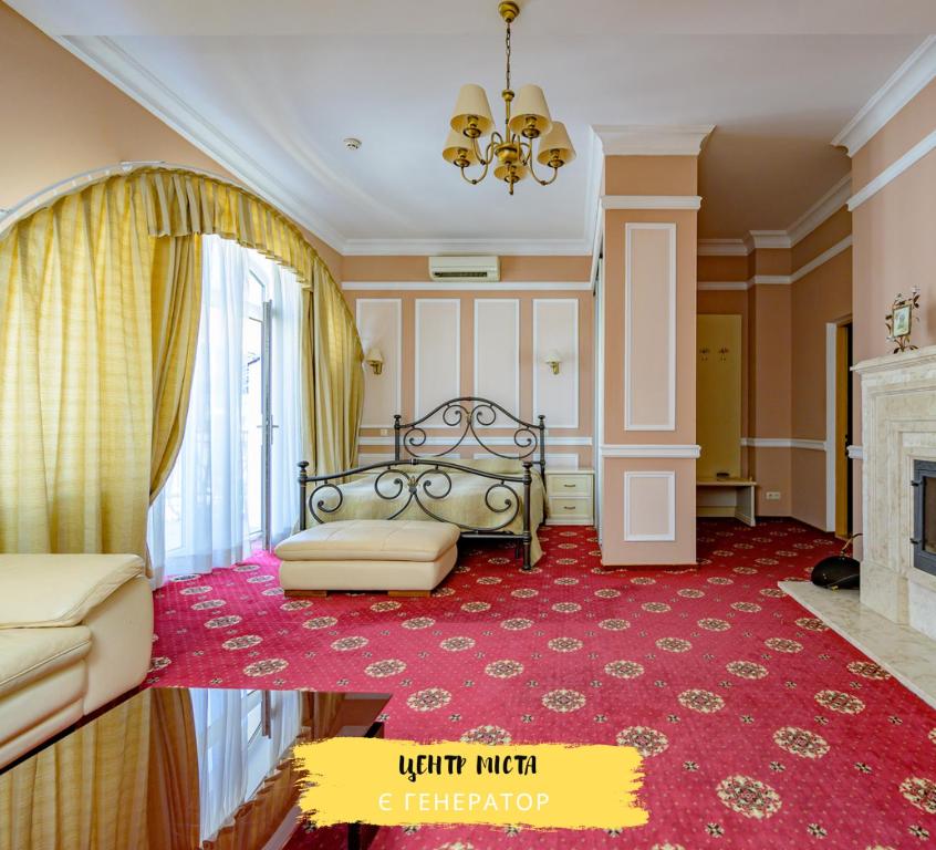 敖德萨戈斯廷尼德沃尔酒店的一间卧室配有一张床和一个壁炉