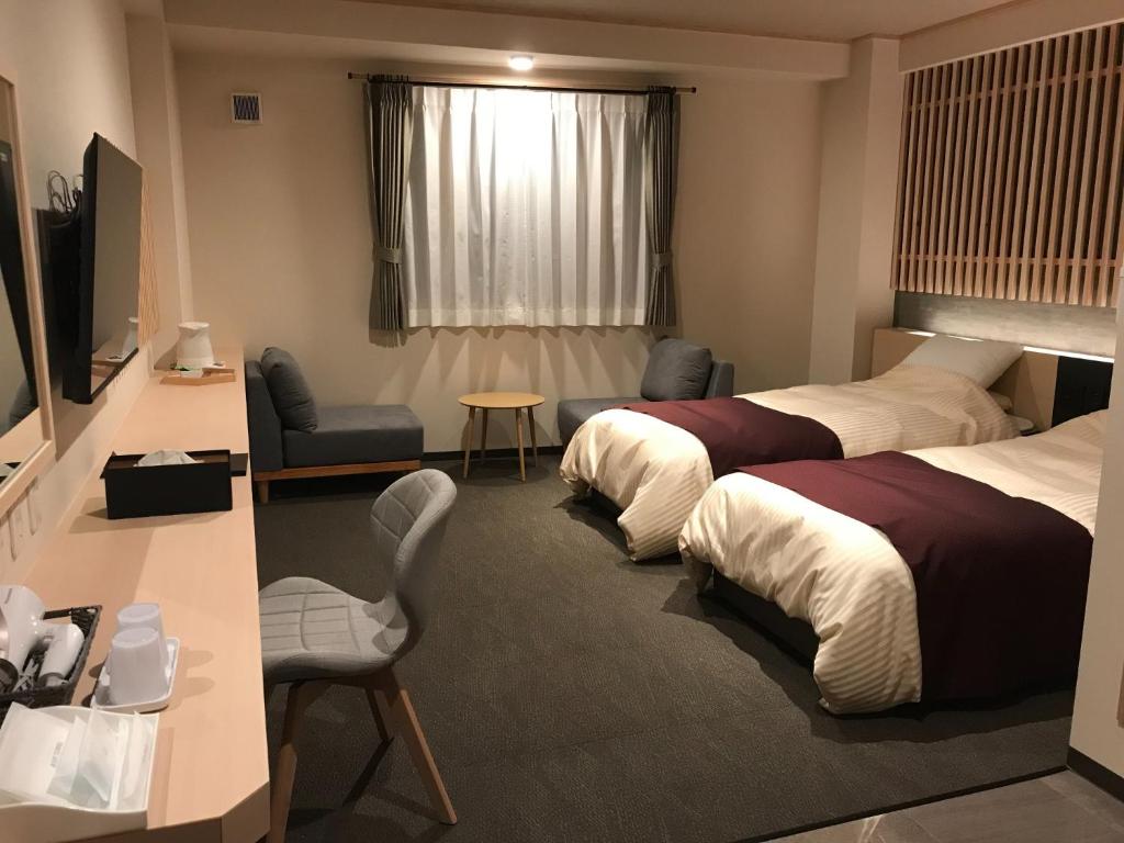 会津若松Aizu Tsuruya Hotel - Vacation STAY 57216v的酒店客房设有两张床和电视。