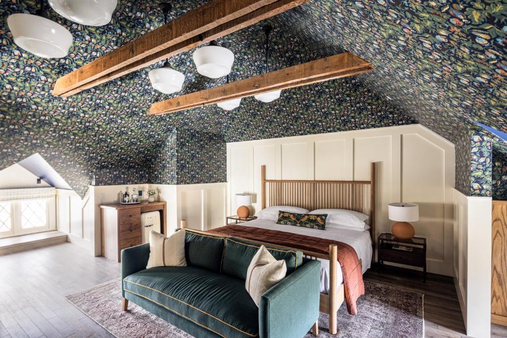 奥兰治The Richland的一间卧室配有一张床和一张沙发