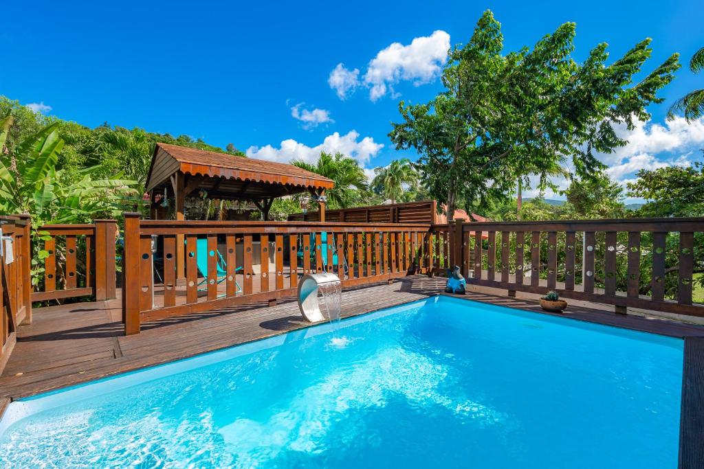 黑角Blue Kaz Caraïb的一个带游乐场的木甲板上的游泳池