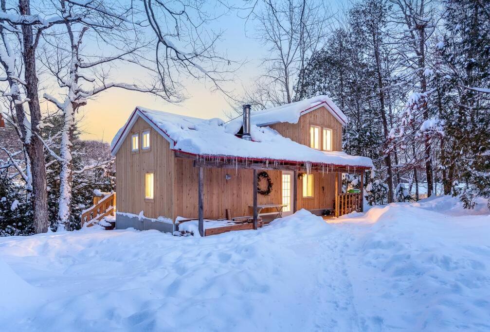 Saint-CalixteNature et tranquilité à une heure de Montréal, vue sur le lac的小木屋,地面上积雪