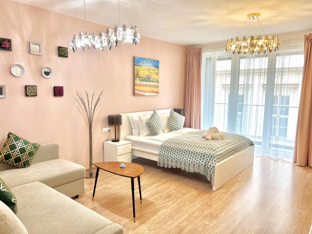 布达佩斯MM D Home Apartment的客厅配有沙发和桌子