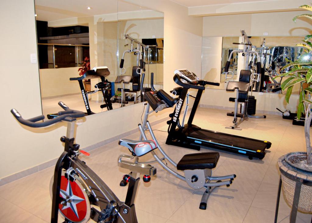 伊察Mc Hotel Ica的健身房设有自行车和数台跑步机