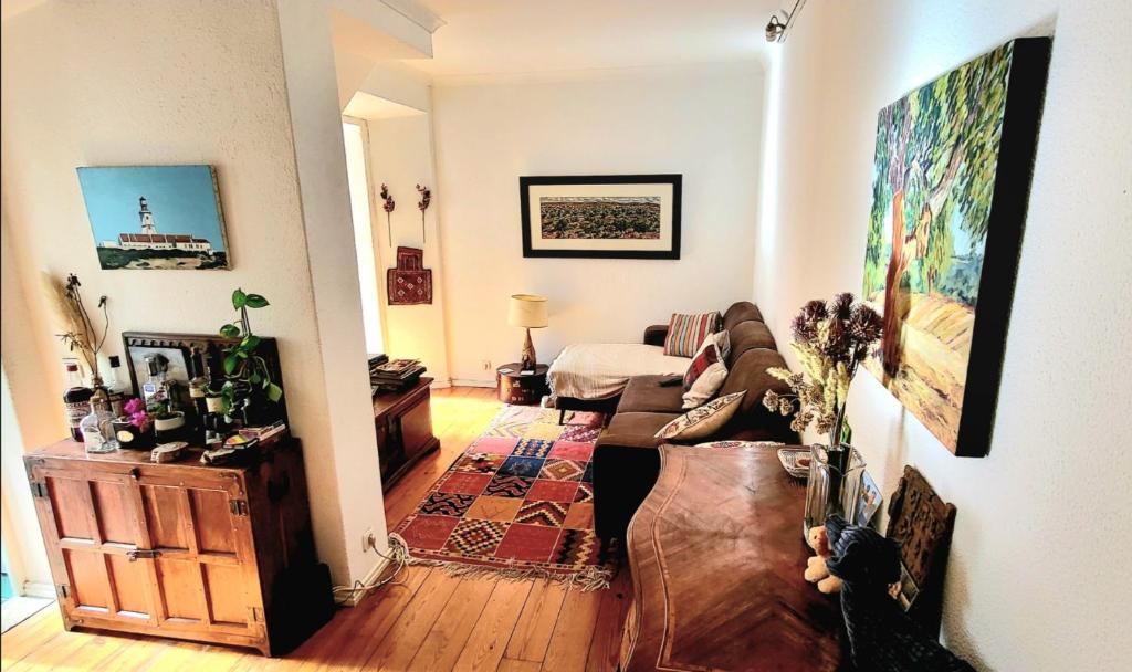 里斯本Cosy Apartment in Central Lisbon的带沙发的客厅和卧室