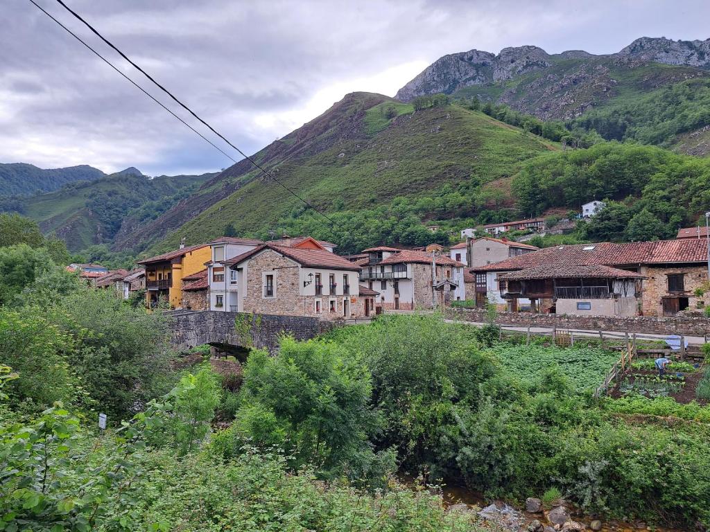 Soto De AguesCasa Rural El Puente de Agues的山地的村庄