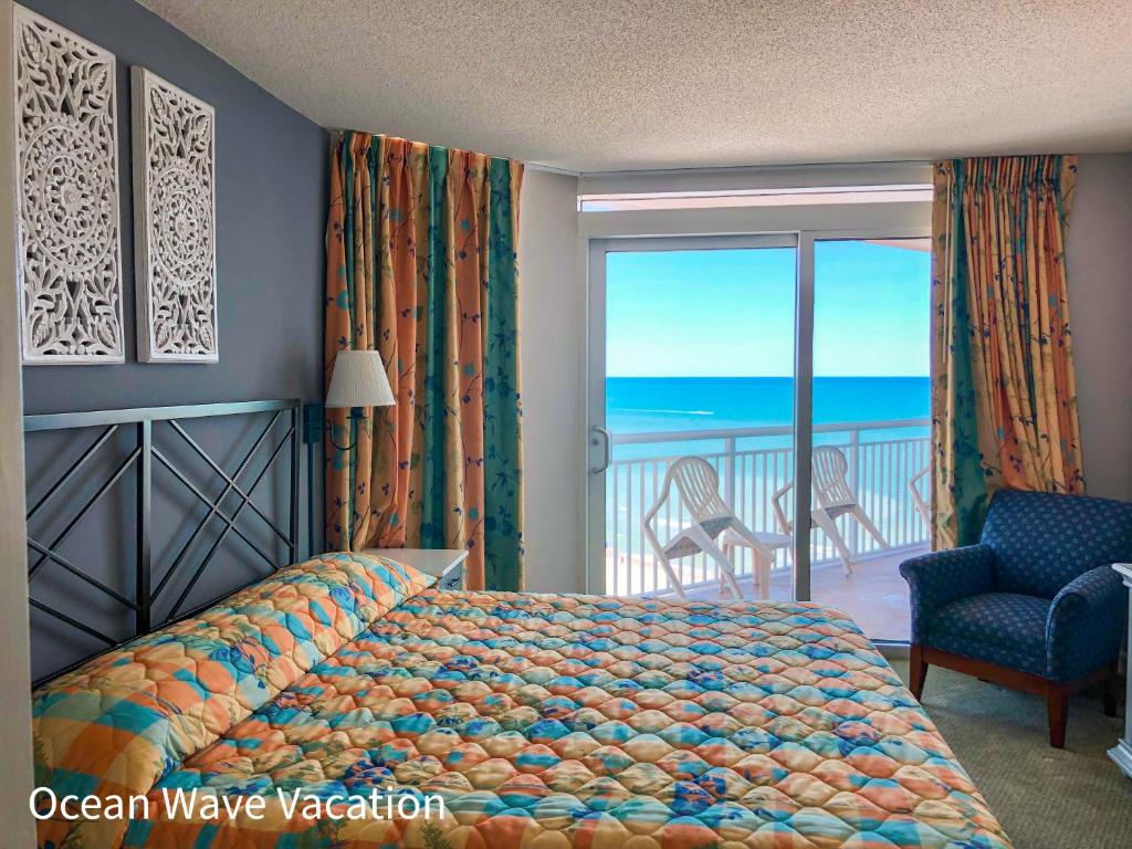 默特尔比奇Pristine Condo Glorious Ocean View HS 11th Floor的一间卧室设有一张床和一个海景阳台