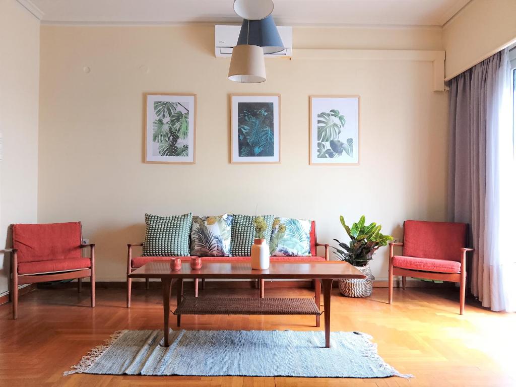 雅典Central Museum Comfort Appartment的客厅配有桌子和两把椅子