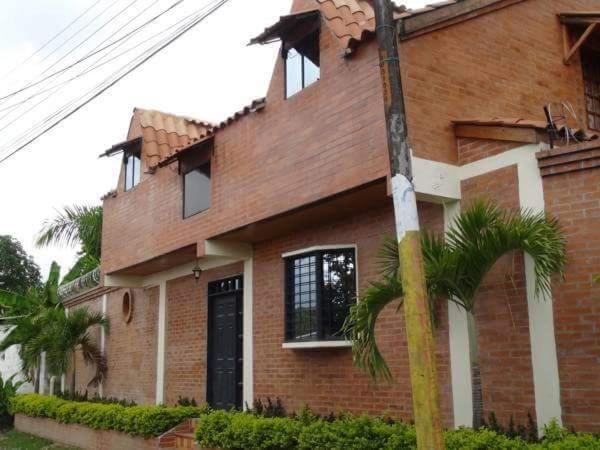 里韦拉Casa Matisa的前面有棕榈树的砖房