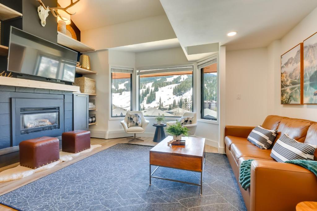 弗瑞斯科Copper Mountain Vacation Rental Walk to Ski Lift!的带沙发和壁炉的客厅