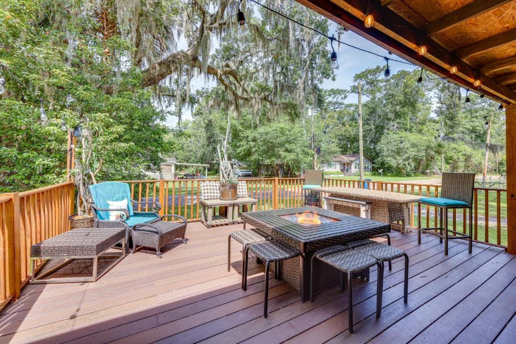 杰克逊维尔Jacksonville Vacation Rental with Deck!的一个带桌椅和火坑的甲板