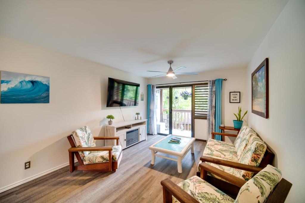 利胡埃Kauai Vacation Rental Walk to Kalapaki Beach!的客厅配有沙发和椅子