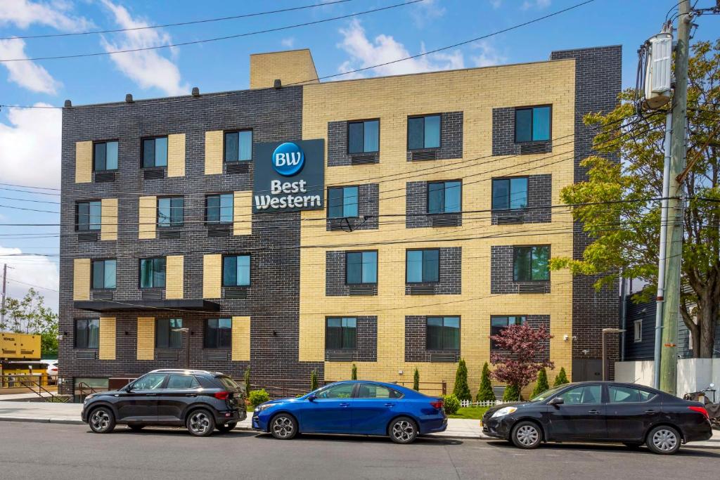 布鲁克林Best Western Brooklyn-Coney Island Inn的前面有三辆车的建筑