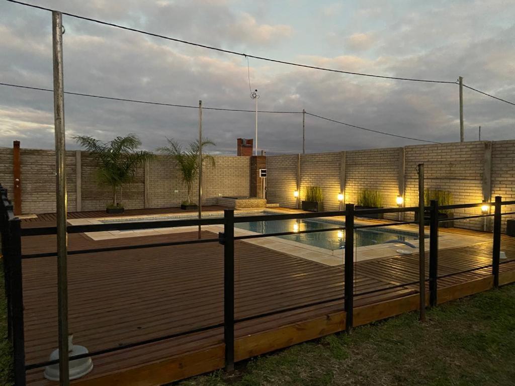 巴拉那Quinta Los Pinos Paraná的一个带木甲板和围栏的游泳池
