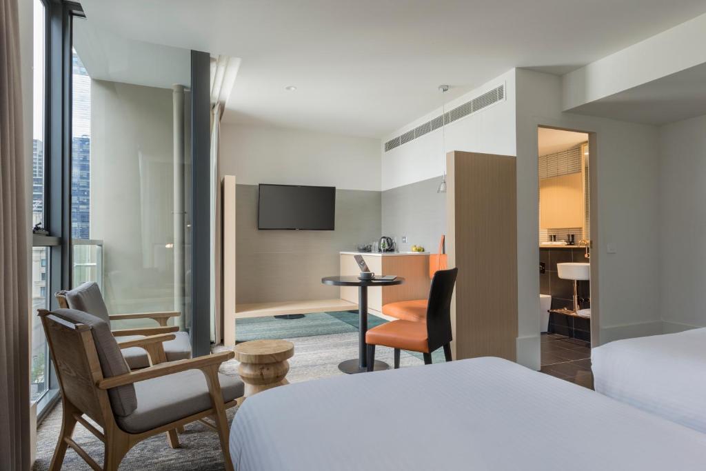 墨尔本墨尔本中心布雷迪酒店的酒店客房设有床和客厅。