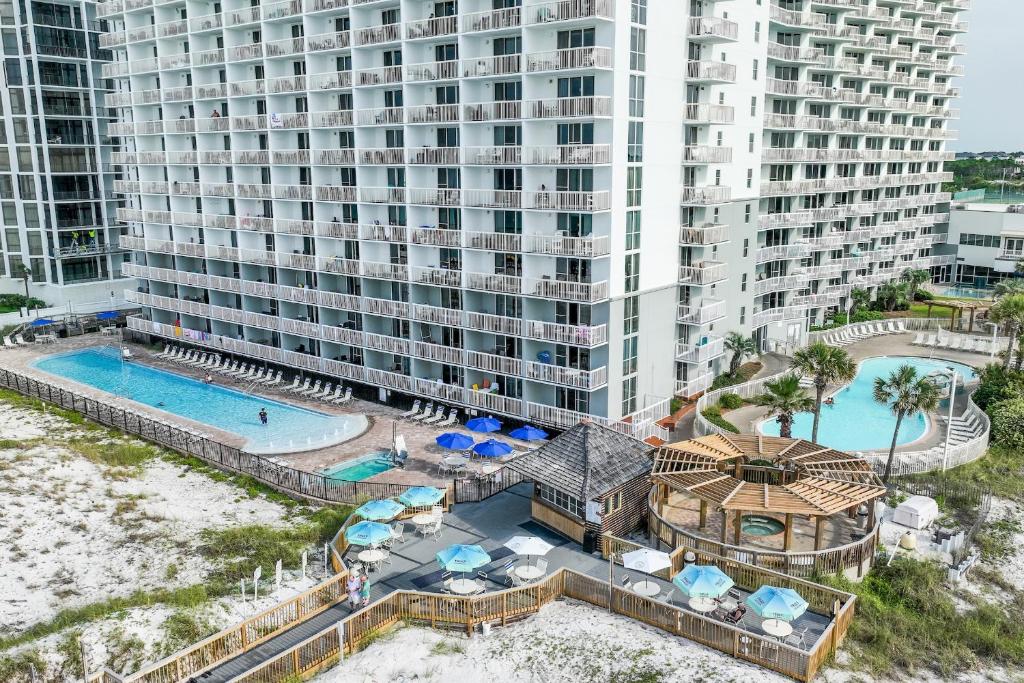 德斯坦Pelican Beach Resort Condos的享有带游泳池和大楼的度假村的空中景致