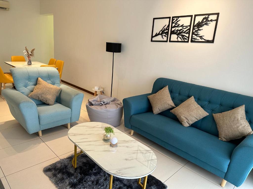 丹绒道光NEW 1King,2Queen@3Room near Gurney Netflix/KTV Set的客厅配有蓝色的沙发和桌子