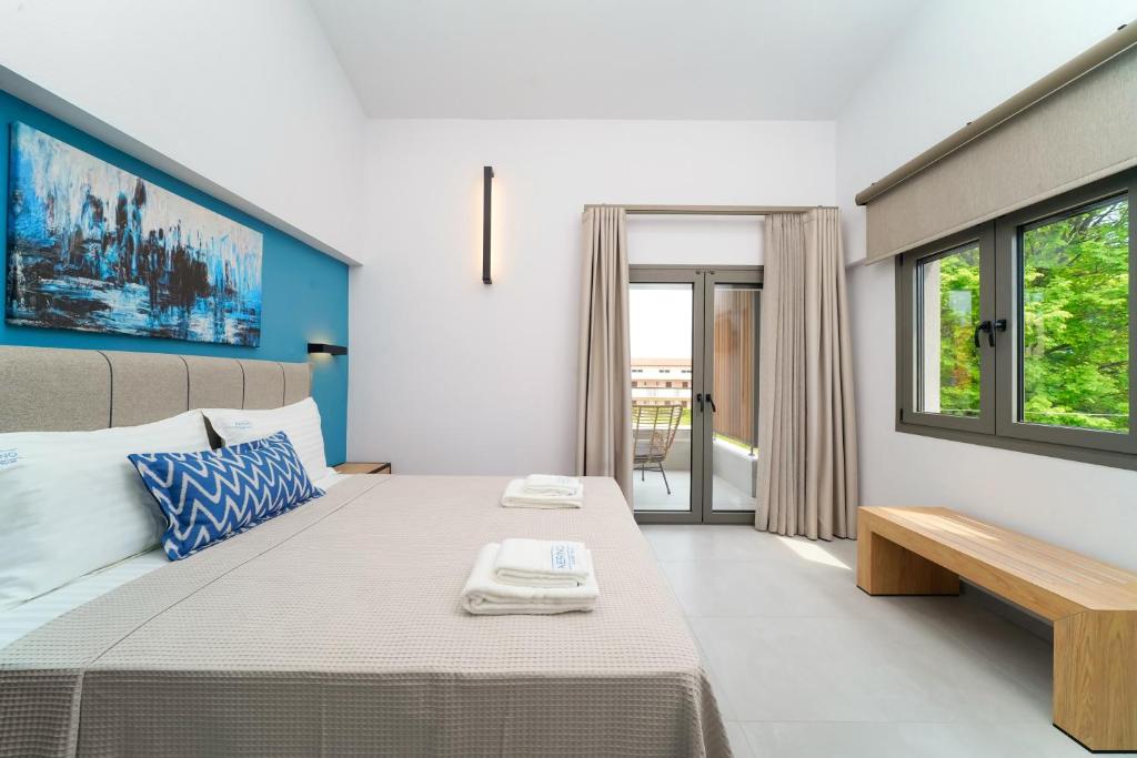 克里斯阿穆迪亚Aerino Luxury Villas的一间卧室设有一张大床和一个窗户。