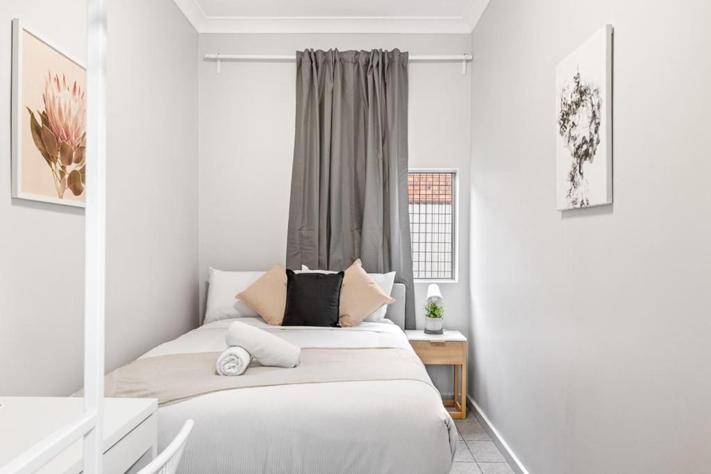 悉尼Signature Double Room in Auburn的一间卧室设有两张床和窗户。