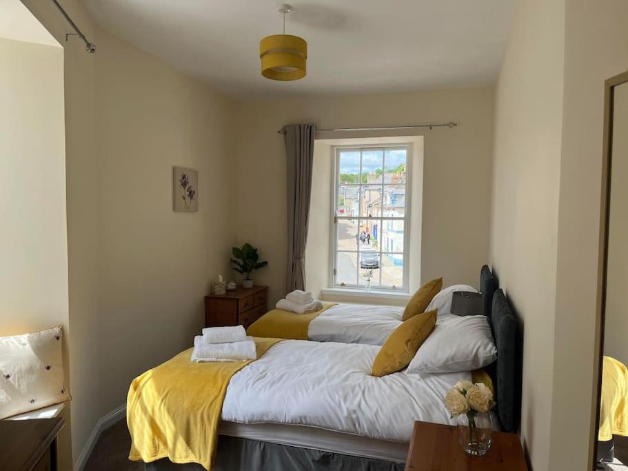 Duns7A Murray Street的一间卧室设有两张床和窗户。
