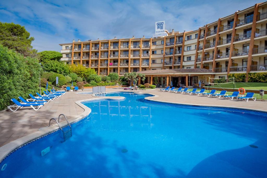 滨海托萨托萨公园GHT公寓式酒店的酒店拥有大型游泳池和躺椅