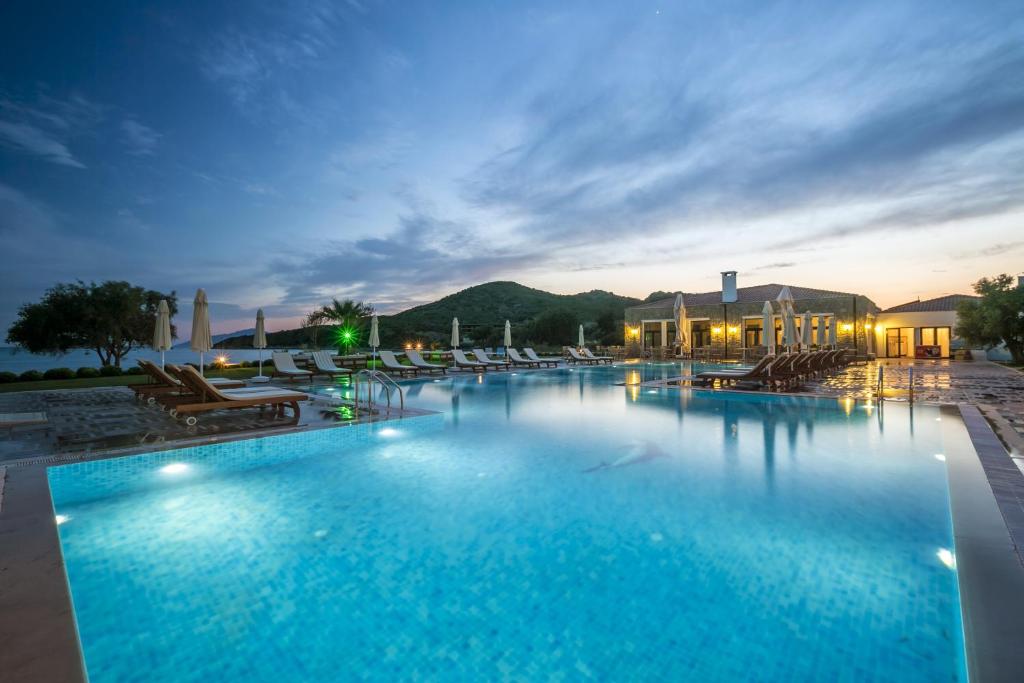 达特恰达特恰多丽丝酒店的度假村内带椅子的大型游泳池