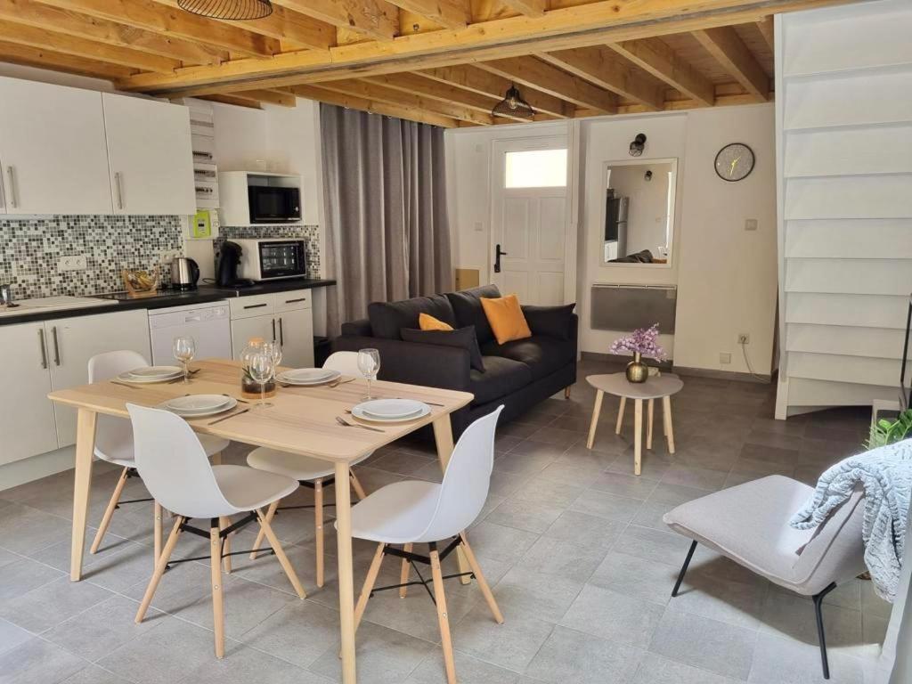 佩里格Maison avec Extérieur - Stationnement Gratuit的厨房以及带桌椅的起居室。