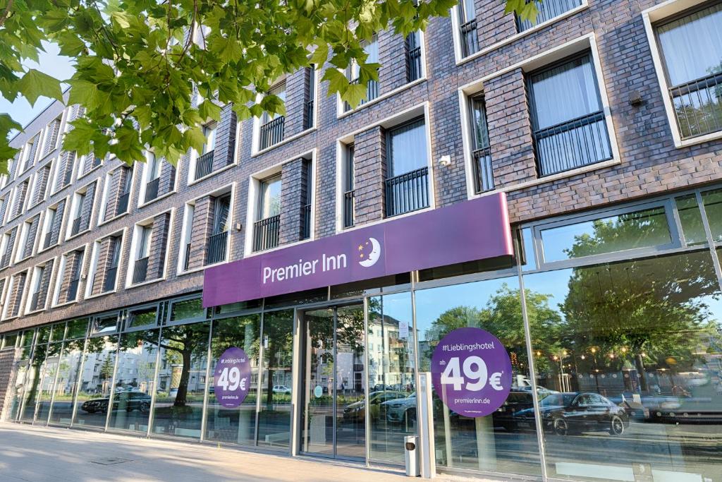 汉诺威Premier Inn Hannover City University的建筑前方的紫色标志