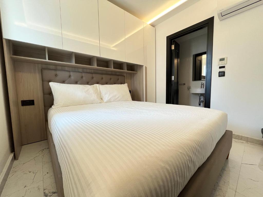 姆西达Msida Marina Apartments的一间卧室配有一张带白色床单的大床