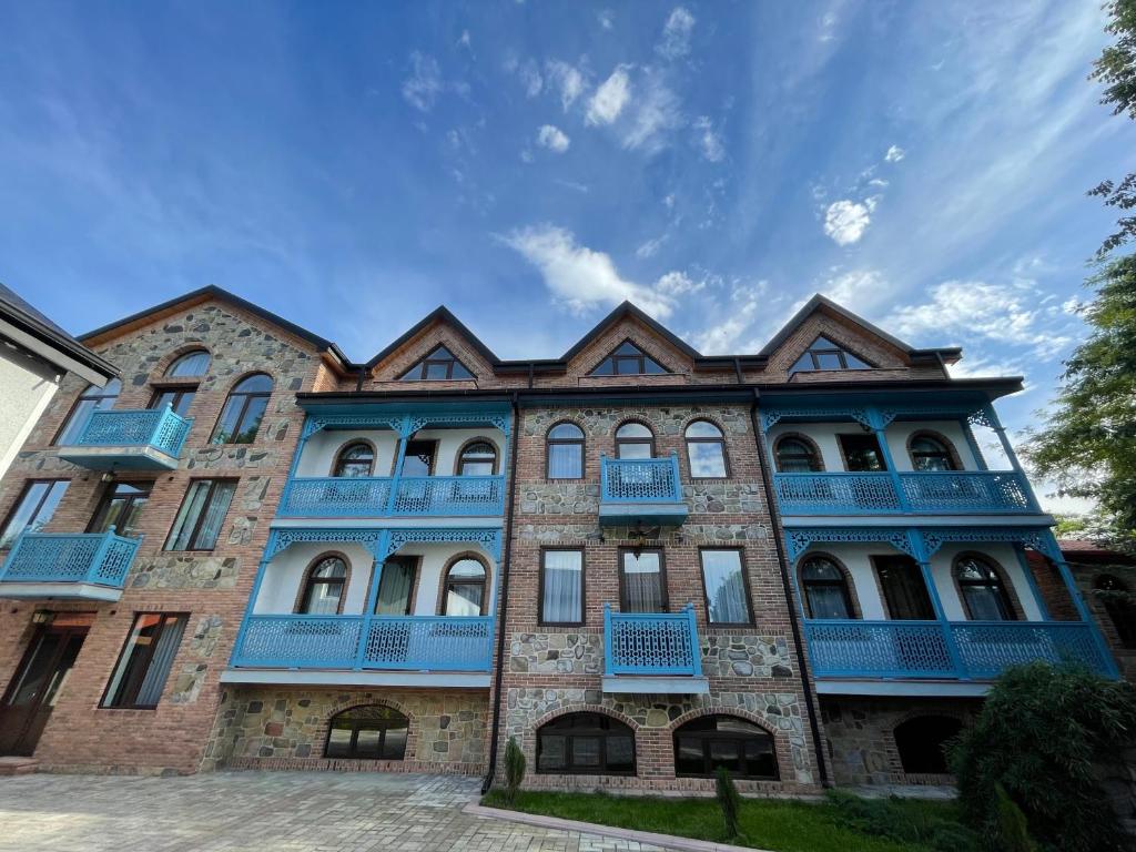 IkaltoChateau Orberi的一座大型砖砌建筑,设有蓝色的阳台
