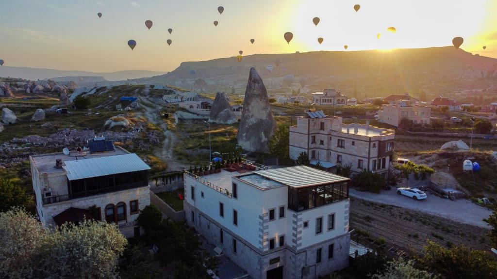 内夫谢希尔IVY Cappadocia的一群热气球飞越城市