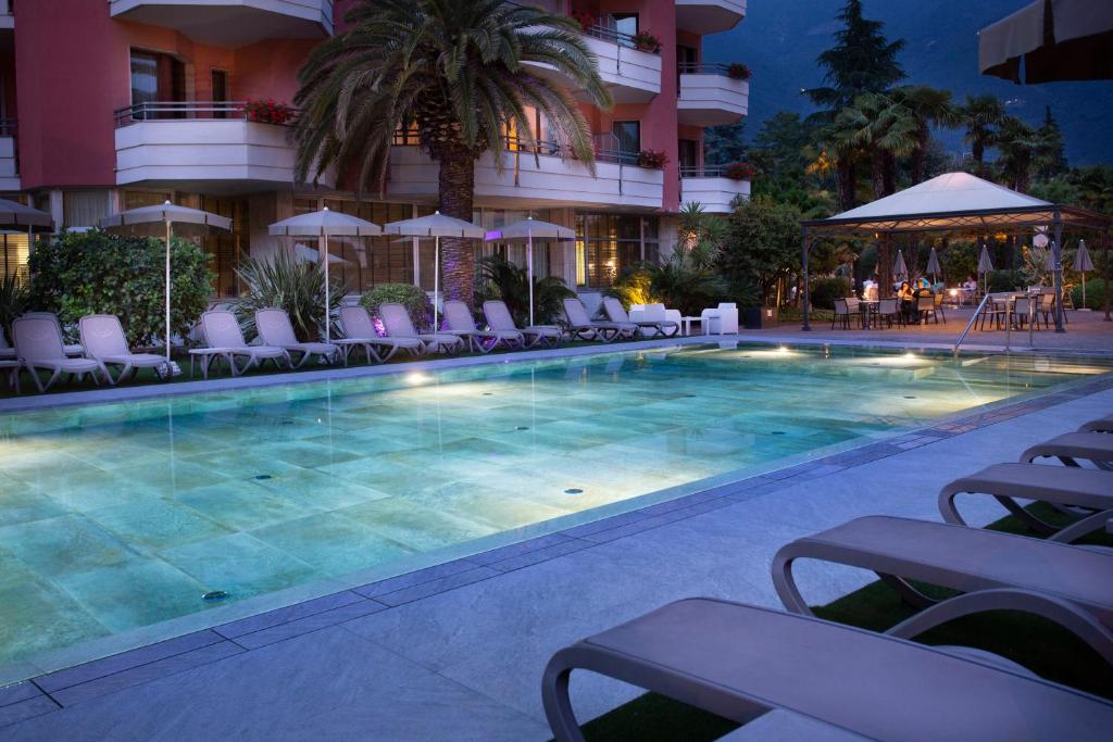 阿科城市宫殿酒店的夜间在酒店前的游泳池