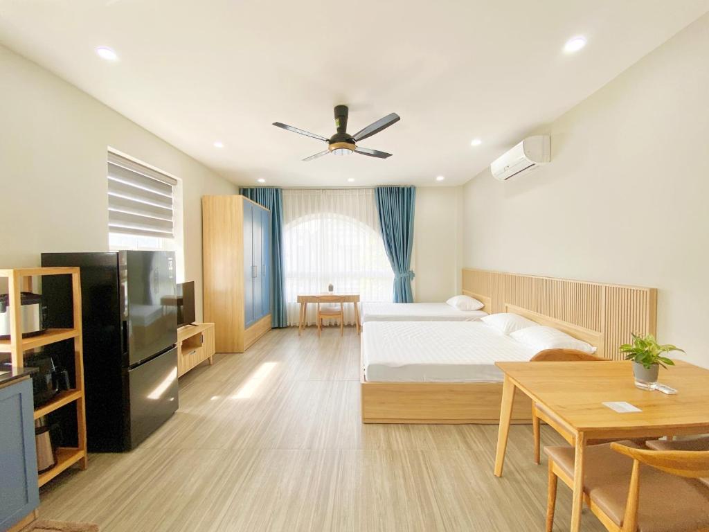 岘港Moc Son Apartment - Attractive price for week and month stay的酒店客房配有一张床铺和一张桌子。
