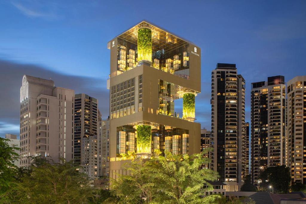 新加坡乌节泛太平洋酒店的一座高大的建筑,城市里灯火通明