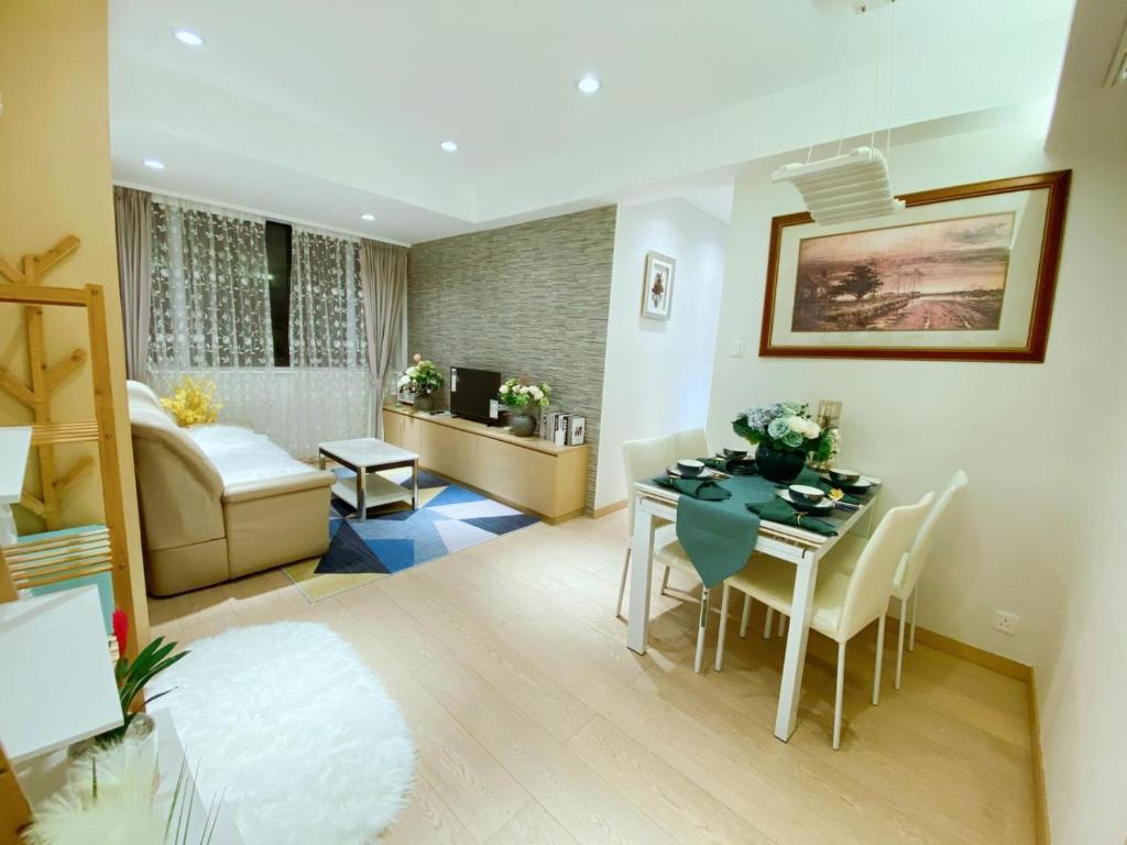 香港Happy valley apartment 1000sp香港跑馬地最中心地帶3房一套+工人房奢華装修公寓，的客厅和带桌椅的用餐室