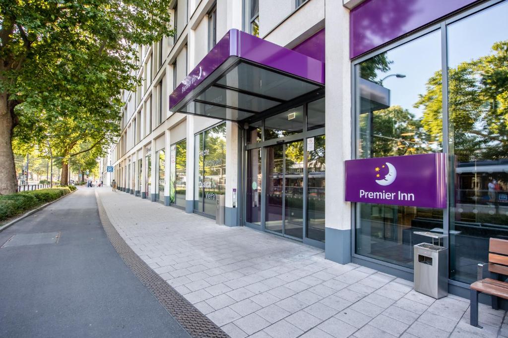 海德堡Premier Inn Heidelberg City Centre的建筑物一侧的紫色标志