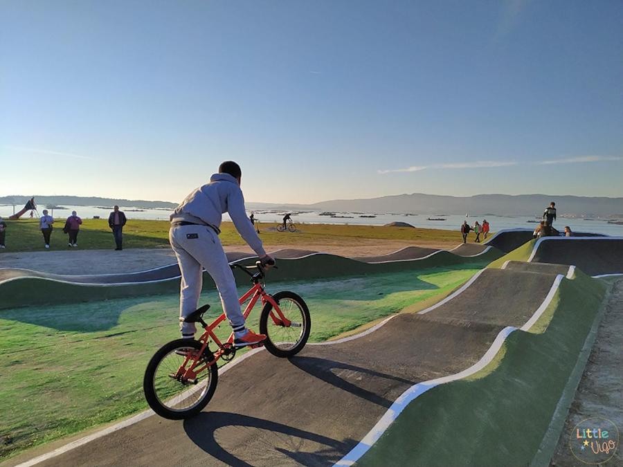 阿罗萨新镇APARTAMENTOS LA CAPILLA的在一个滑冰公园骑着自行车的人