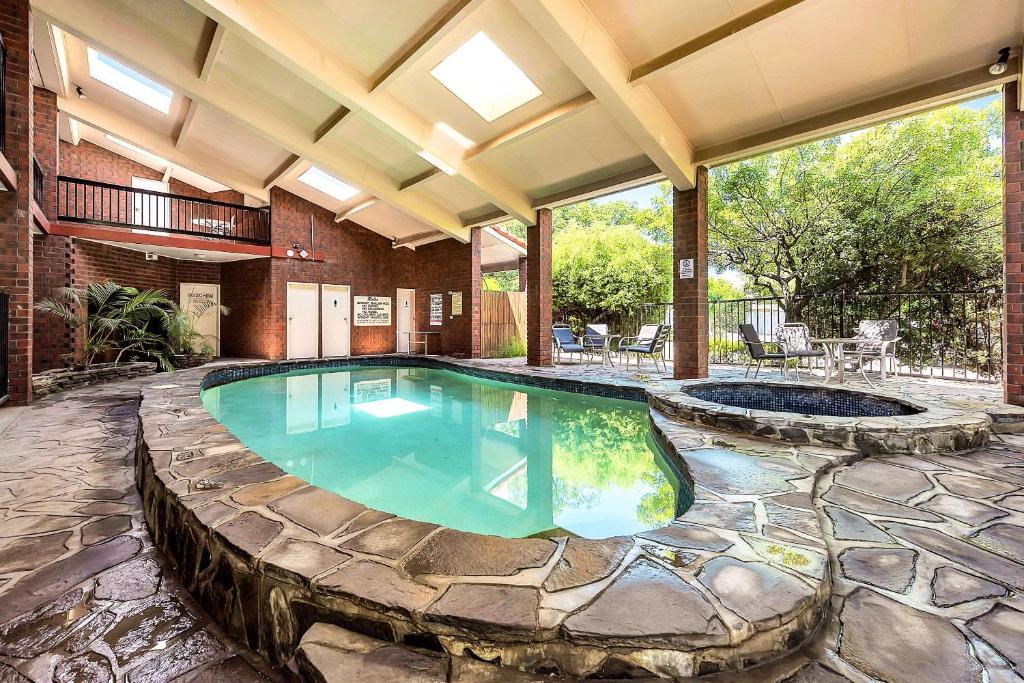 阿德莱德松布列罗康福特茵套房酒店的一座带庭院的别墅内的游泳池