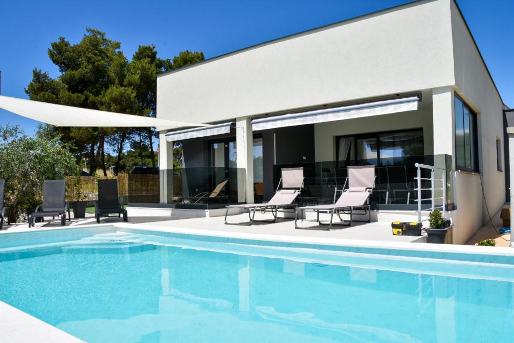 扎达尔Villa Sportiva Zadar with Private heated pool的房屋前的游泳池