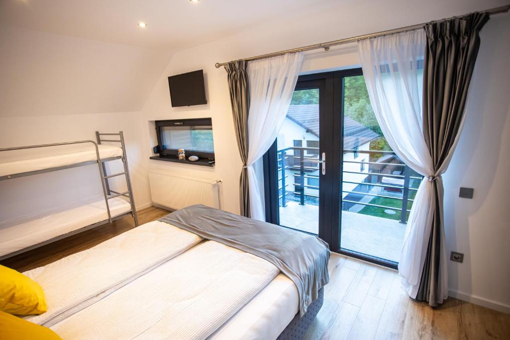 巴亚斯普列Cabana Armonia的一间卧室设有一张床和一个滑动玻璃门
