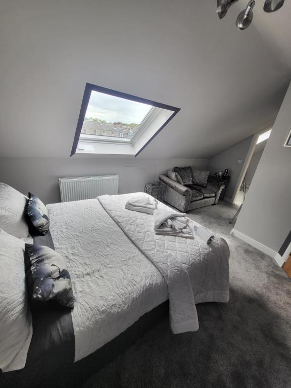 爱丁堡Lauderville guest house的一间卧室设有一张大床和一个窗户。