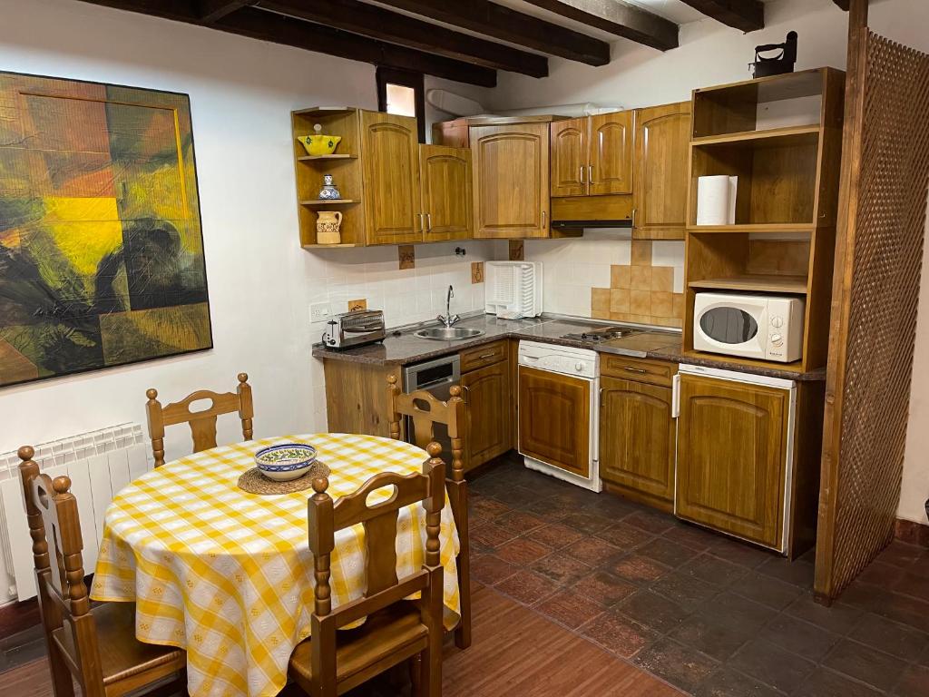 CidonesCasa independiente y completa con una habitación "Venta de Cidones"的一间带桌子和微波炉的小厨房