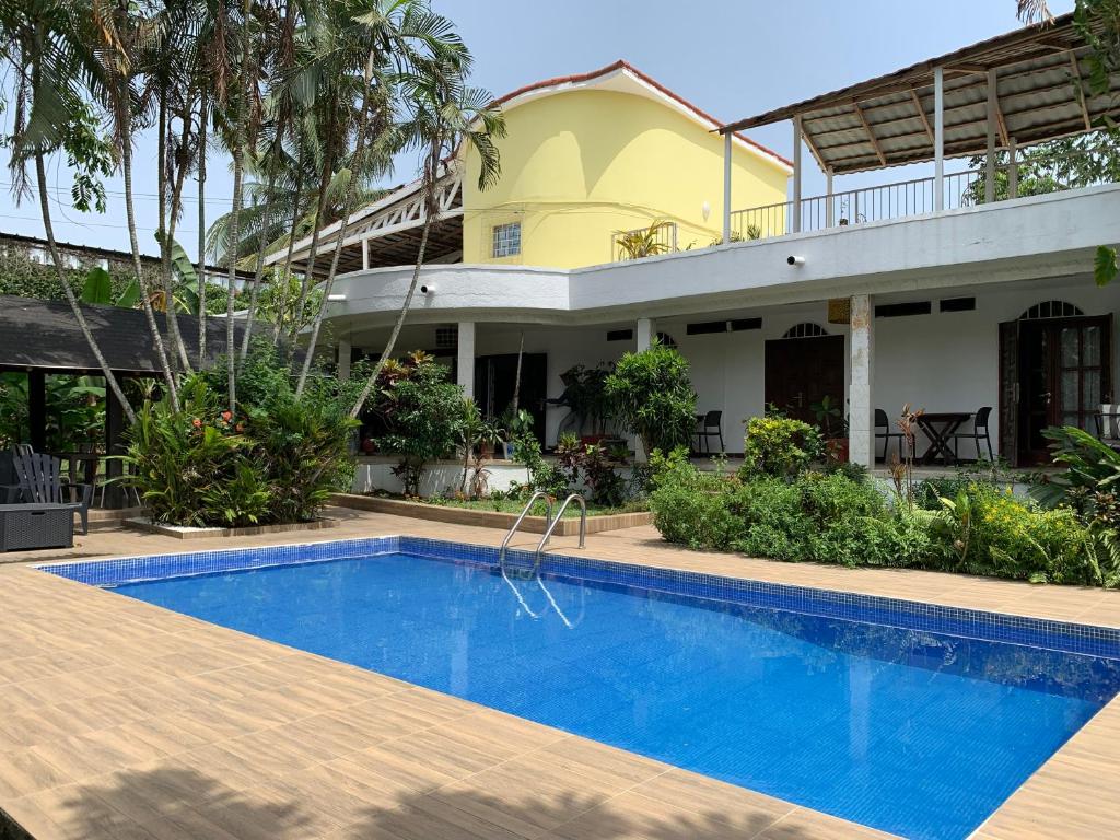 阿比让Gaïa's Garden B&B Abidjan的别墅前设有游泳池