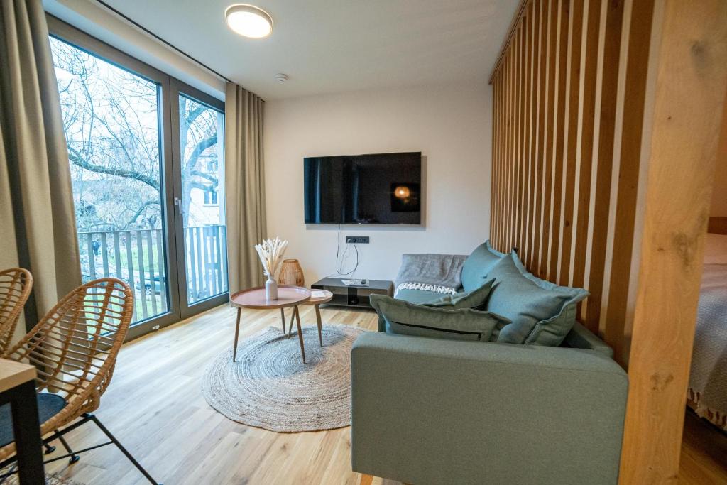 耶拿Anders Apartments的带沙发和电视的客厅