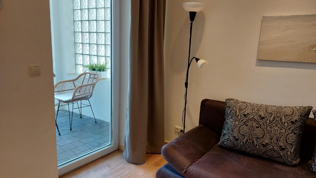 巴特施瓦尔陶Kleine Wohnung in Bad Schwartau的带沙发和窗户的客厅