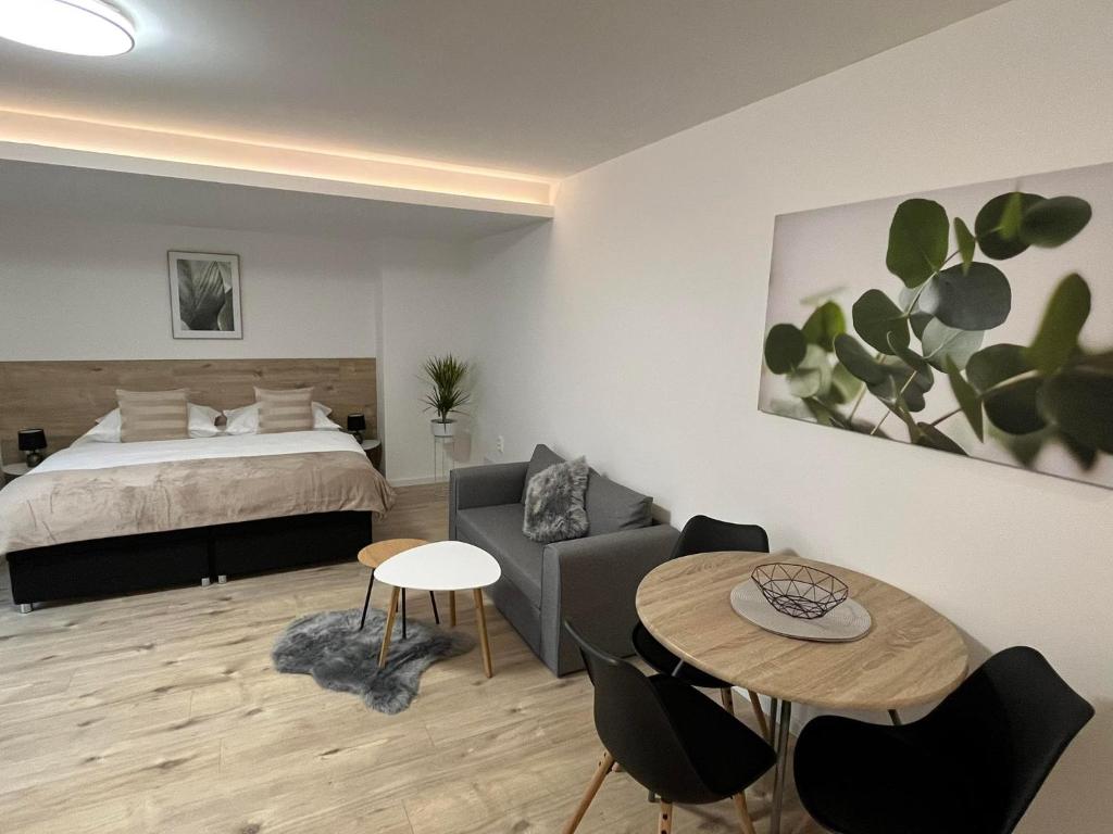 波切尼斯Ubytovanie MARINEL的一间卧室配有一张床、一张桌子和一张沙发